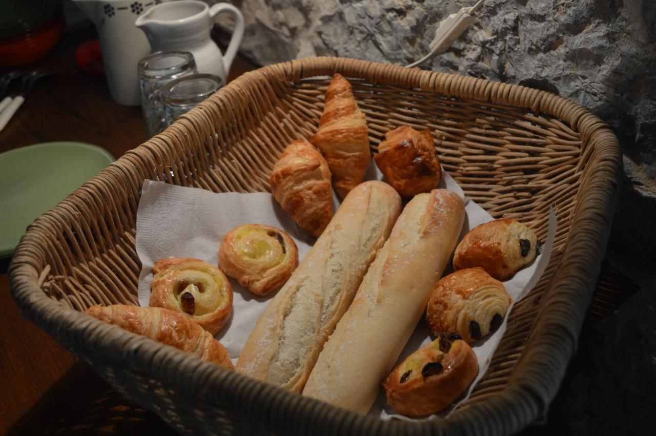 Les Loups Dans La Bergerie Bed & Breakfast Banne Exterior photo